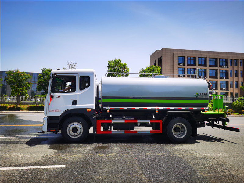 東風D9新款10-12噸環(huán)衛(wèi)灑水車--國六系列